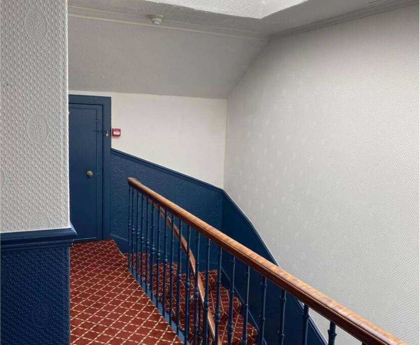 The Kingsview Townhouse - Boutique Hostel エディンバラ エクステリア 写真