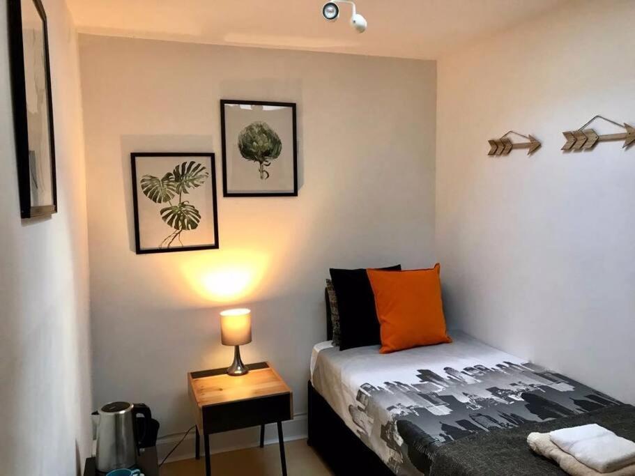 The Kingsview Townhouse - Boutique Hostel エディンバラ エクステリア 写真