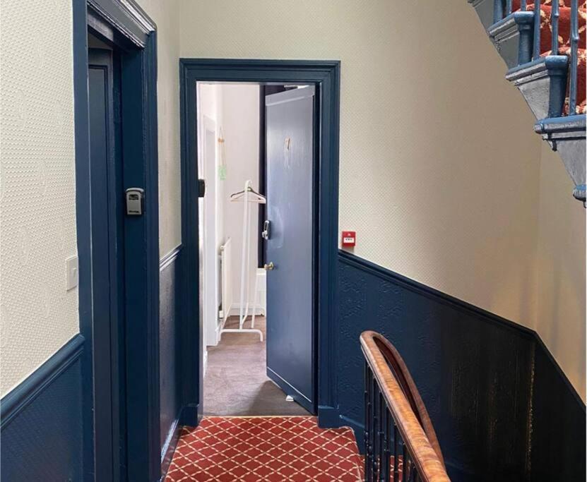 The Kingsview Townhouse - Boutique Hostel エディンバラ エクステリア 写真