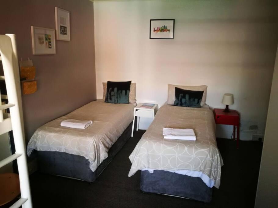 The Kingsview Townhouse - Boutique Hostel エディンバラ エクステリア 写真