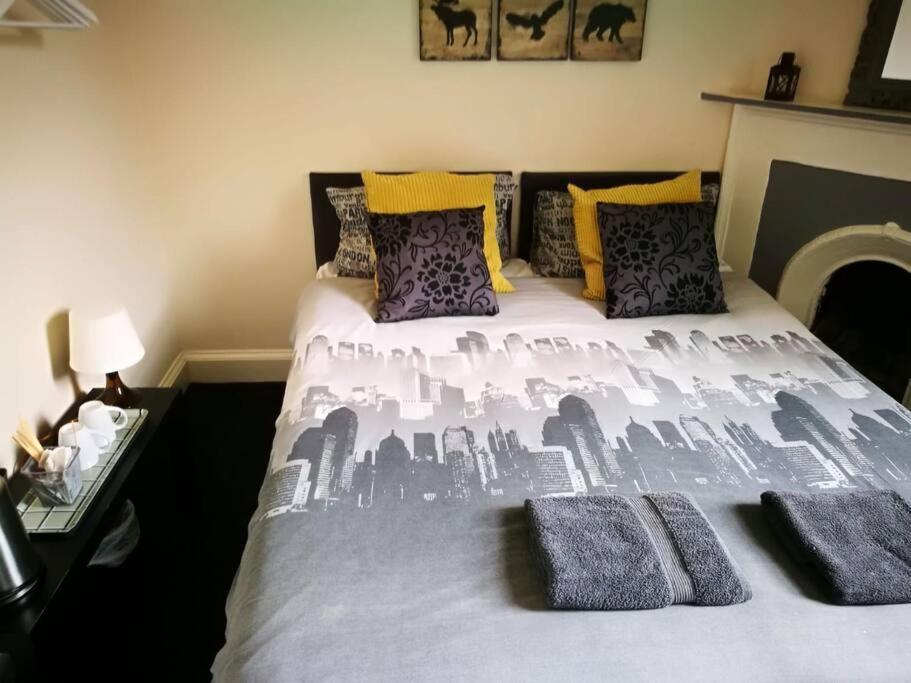 The Kingsview Townhouse - Boutique Hostel エディンバラ エクステリア 写真